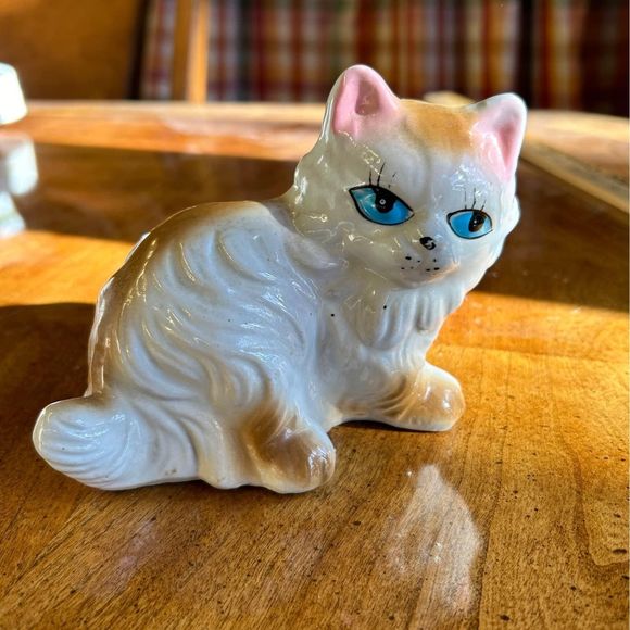 Vintage Kitten Cat Ceramic Figurine Blue Eyes home decor Kitschy Home Decor - Picture 1 of 5